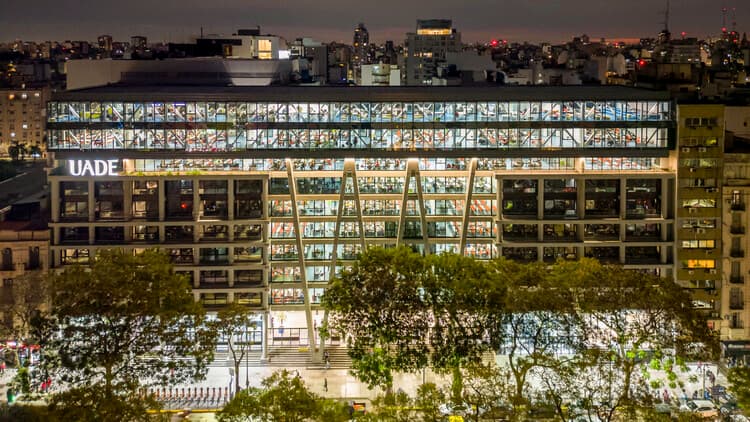 Frente de UADE de noche
