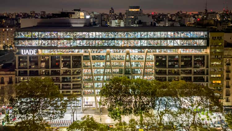 Frente de UADE de noche